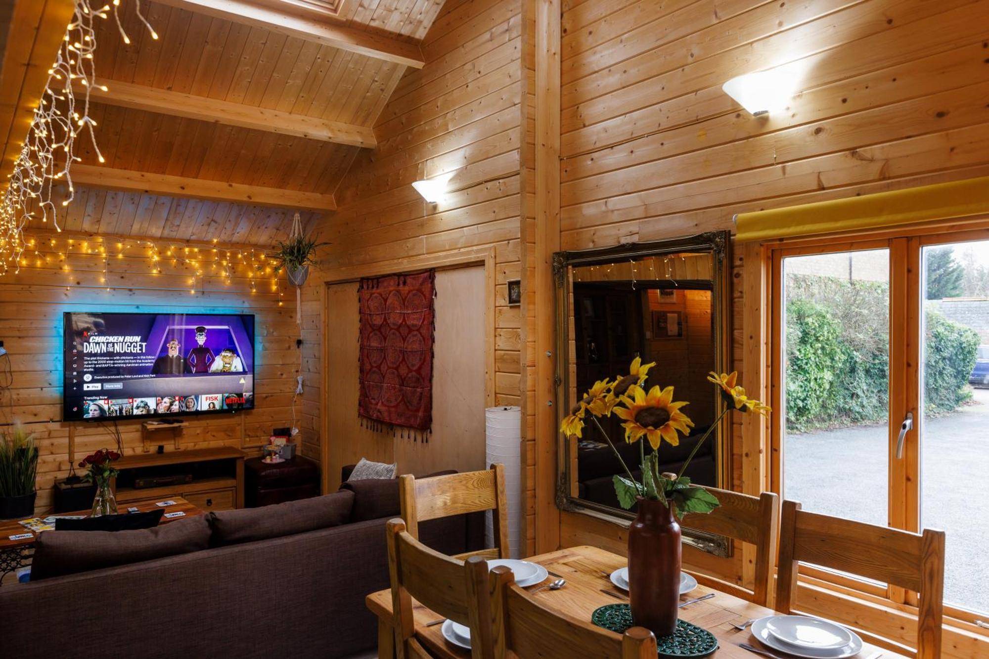 Spacious Cabin Evcharger And Free Parking Near Cambridge Exterior photo