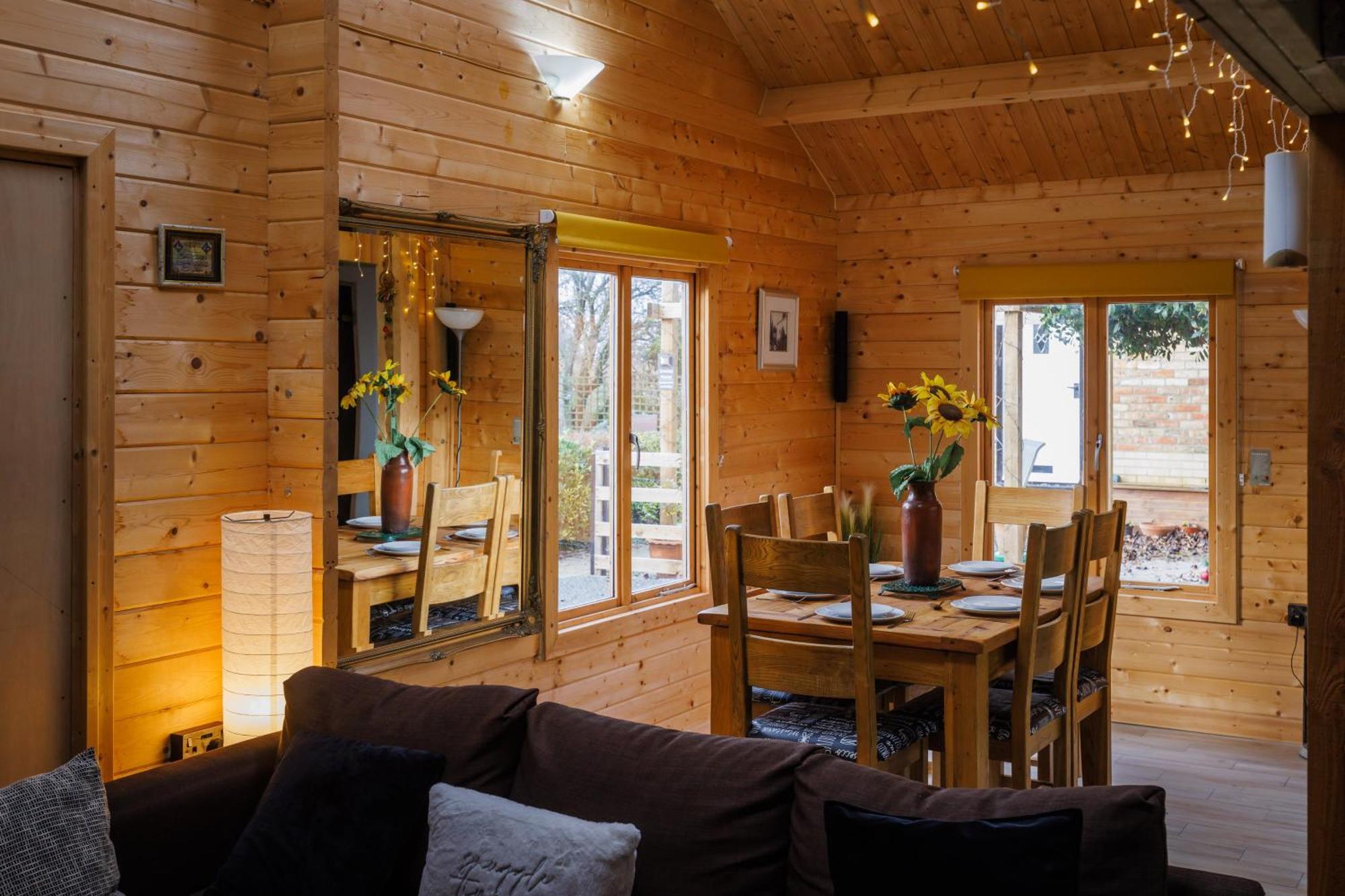 Spacious Cabin Evcharger And Free Parking Near Cambridge Exterior photo