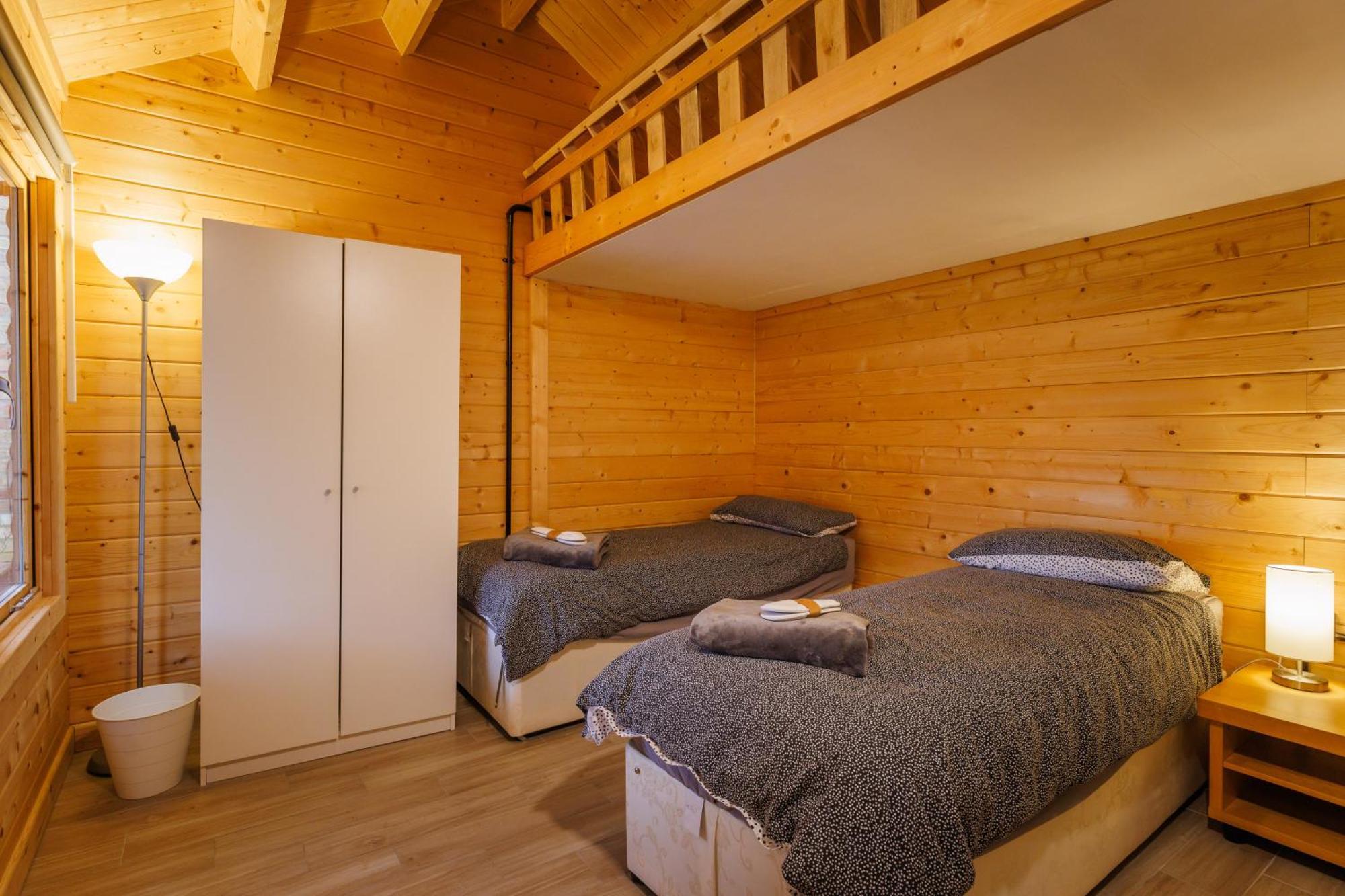 Spacious Cabin Evcharger And Free Parking Near Cambridge Exterior photo