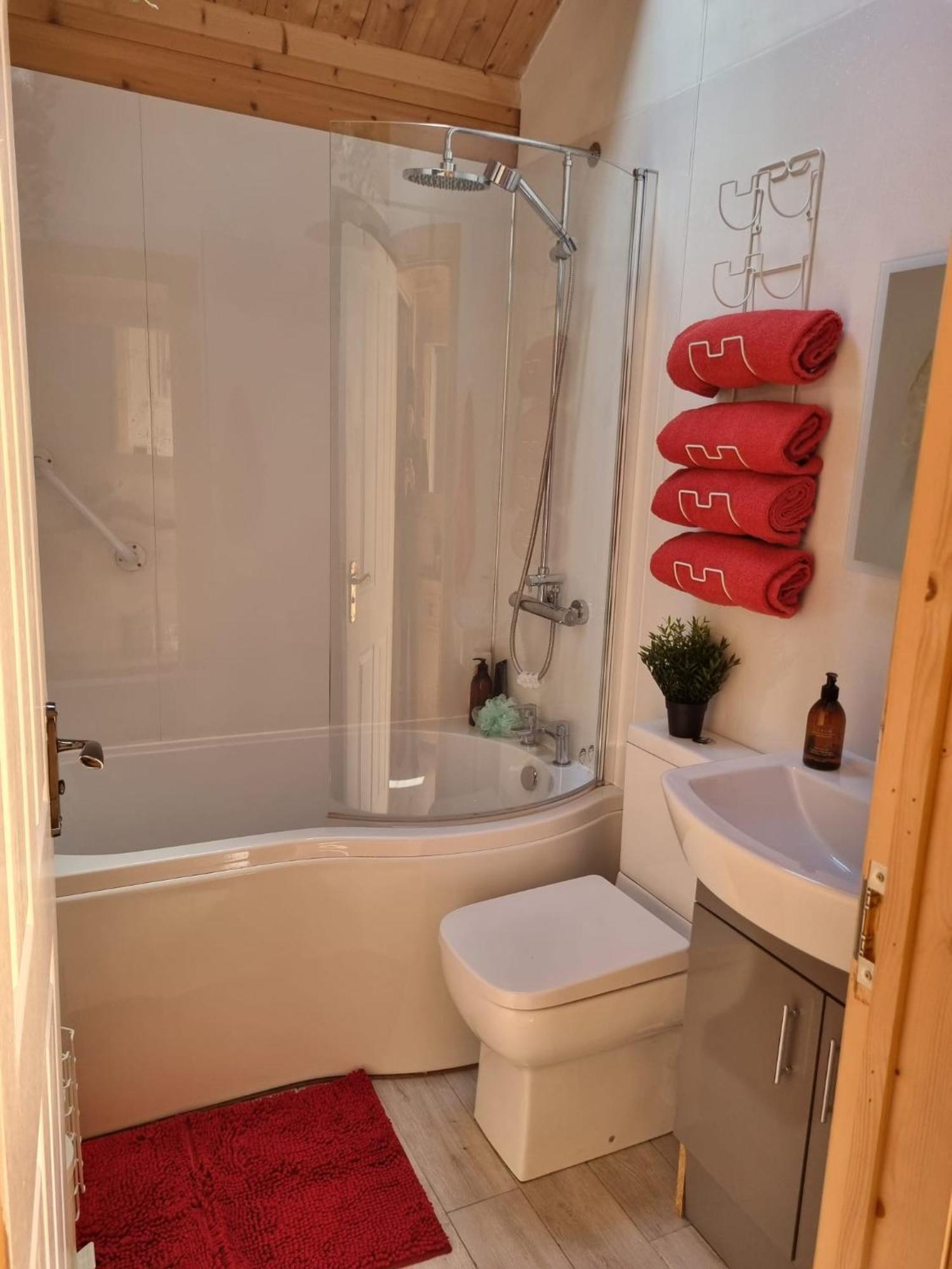 Spacious Cabin Evcharger And Free Parking Near Cambridge Exterior photo